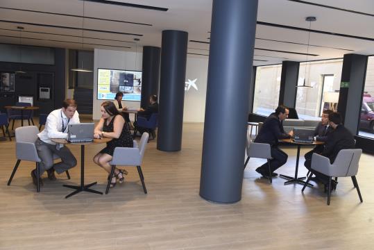 CaixaBank ha obert a Vilanova i la Geltrú una oficina del nou model Store. CaixaBank