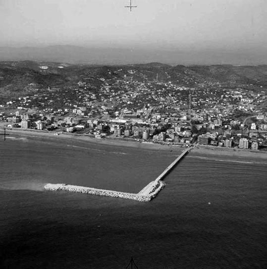 Calafell des de l’aire entre 1950 i 1980. Arxiu Nacional 