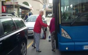 Campanya a Sant Sadurní contra els estacionaments de vehicles a les parades d'autobus. Ajt Sant Sadurní d'Anoia