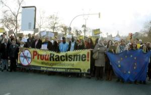 Capçalera de la manifestació contra el racisme i a favor dels refugiats al seu pas pel passeig Joan de Borbó