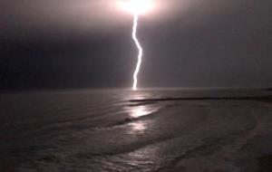 Captura d'un llamp al litoral de Vilanova