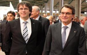 Carles Puigdemont i Artur Mas passejant a Fira de Girona, en una imatge d'arxiu. ACN