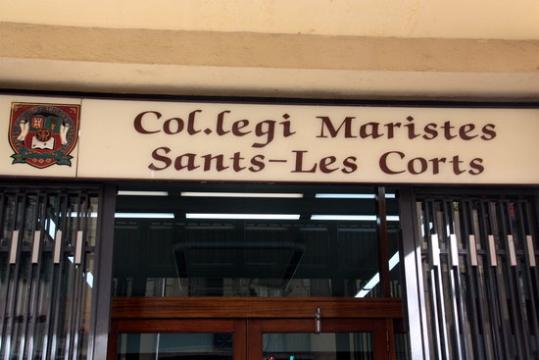 Cartell de l'entrada de l'escola Maristes Sants-Les Corts. ACN/ Laura Figuls