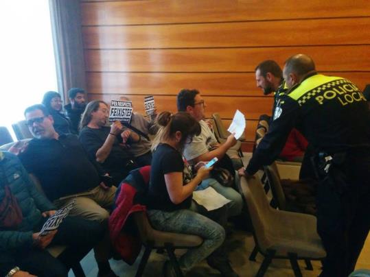 Cartells antifeixistes provoquen la suspensió del ple del Vendrell . Som Poble