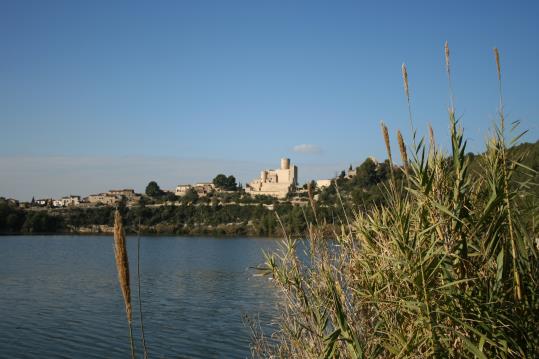 Castellet i la Gornal, coronat per un castell medieval . Ajt Castellet i la Gornal