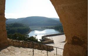 Castellet i la Gornal, coronat per un castell medieval 