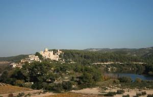 Castellet i la Gornal, coronat per un castell medieval 