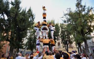 Castells de set amb camises bordegasses i falconeres a Vilanova. Virgínia López