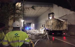 Cau el sostre del túnel d'accés al poble de Garraf