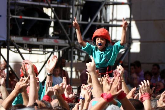 Celebració dels Castellers de Vilafranca a la plaça de la Font de Tarragona després de descarregar el 3 de 10 amb folre i manilles. ACN