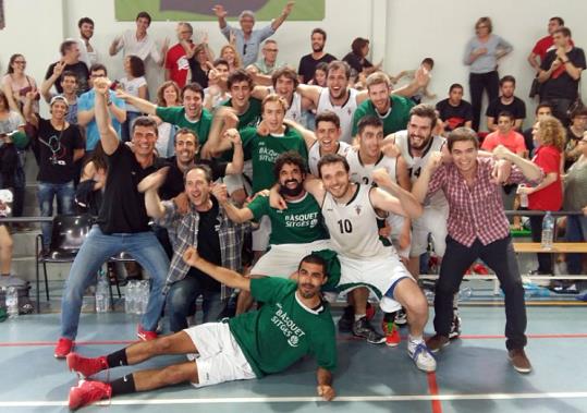 Celebració dels jugadors del CB Sitges. @basquetsitges