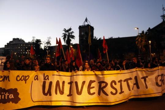 Centenars d'estudiants es manifesten a Barcelona per exigir una rebaixa de les taxes universitàries. ACN