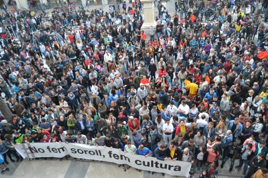 Clamor popular a Vilanova i a Geltrú a favor de la cultura i de la música en directe. EIX