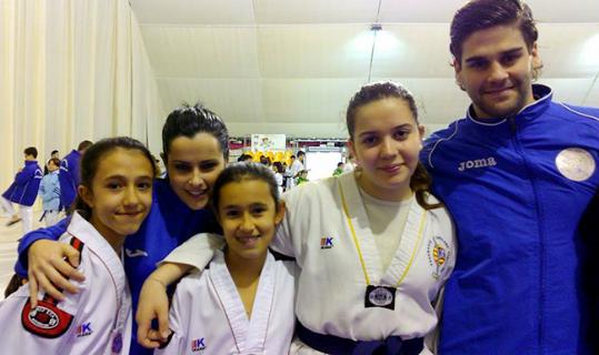 Club Taekwondo Canyelles. Eix