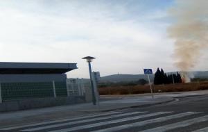Columna de fum d'un foc a l'espai del Tancat Galan