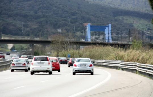 Cotxes circulant direcció Barcelona a l'AP-7, a l'altura de Llinars del Vallès, aquest diumenge en l'Operació Tornada de Setmana Santa. ACN