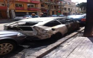 Cremen dos vehicles i dos contenidors al centre de Vilanova