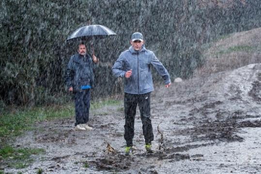 Dani Rovira (Ramon) corre sota la pluja, entrenant a les ordres del seu sogre (Karra Elejalde), a '100 metros'. '100 metros' / Filmax