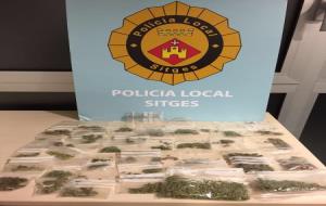 Decomissen marihuana de l'interior d'un ciclomotor a Sitges. Ajuntament de Sitges