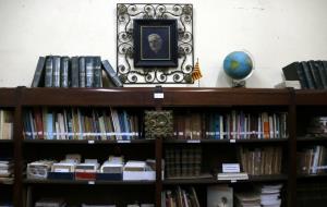 Detall de la biblioteca que tenen al Casal Català de l'Havana