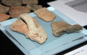Detall de restes d'àmfora de vi fenici localitzades al Planot de la Timba de Santa Bàrbara