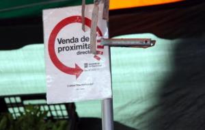 Detall del cartell que acredita que el productor fa venda de proximitat avalada per la Generalitat en una de les parades del mercat de Vic. ACN