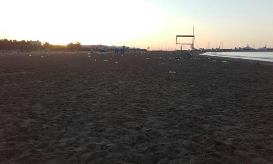 Dispositiu especial de neteja de les platges després de la revetlla de Sant Joan a Vilanova. Ajuntament de Vilanova