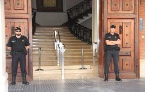 Dos agents de la Guàrdia Civil custodiant les portes de l'Ajuntament de Tortosa. ACN