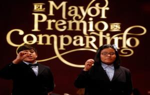 Dos nens de San Ildefonso mostrant el segon premi de la Rifa de Nadal, el 04536. ACN