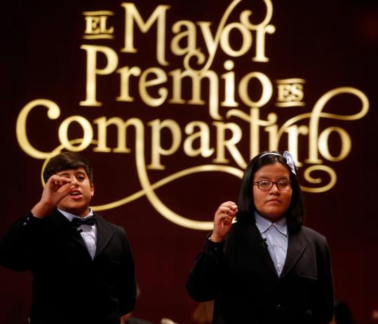 Dos nens de San Ildefonso mostrant el segon premi de la Rifa de Nadal, el 04536. ACN