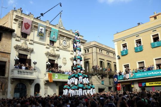 El 3 de 10 amb folre i manilles que els Castellers de Vilafranca han descarregat a la primera ronda. ACN