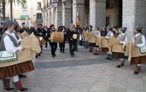 El Ball de Cotonines saluda la bandera dels Tres Tombs després de la lectura del pregó. Ajuntament de Vilanova