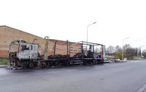 El camió cremat al polígon Domenys II de Vilafranca
