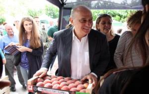 El candidat de llista del PPC per Barcelona al Congrés, Jorge Fernández, visita el Mercat del Préssec d'Ordal. ACN