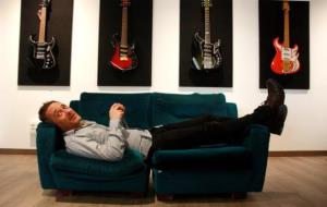 El cantant, compositor i lletrista de Love of Lesbian, Santi Balmes, estirat en un sofà d'un local d'assaig