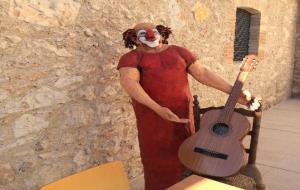El cantautor català Albert Pla dóna una guitarra al museu de Charlie Rivel