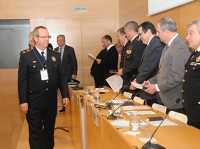El cap de la Policia Local de Vilanova, Dionís Ginés, condecorat pels seus anys de servei. Ajuntament de Vilanova