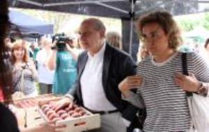 El cap de llista del PPC per Barcelona al Congrés, Jorge Fernández, i Dolors Montserrat Montserrat, també candidata, visiten el Mercat del Préssec d'O