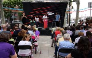 El cap de llista d'En Comú Podem dalt de l'escenari de la Rambla de El Vendrell . ACN