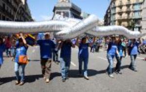 El característic nus de la PDE ha obert la manifestació al centre de Barcelona en defensa de l'Ebre