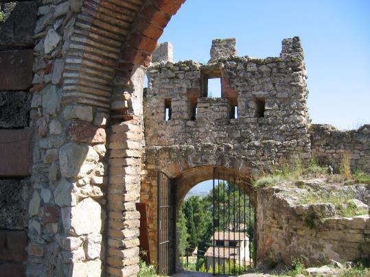 El castell de Mediona, un conjunt fortificat que data del segle X. Enoturisme Penedès