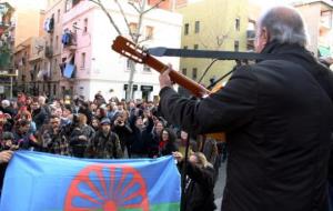 El conegut 'rumbero' Peret Reyes rep amb la seva guitarra la marxa contra el racisme quan arriba a la Barceloneta