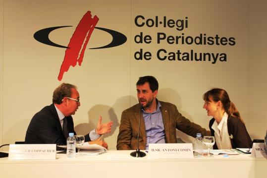 El conseller Comín, entre Loppacher i Borràs, aquest migdia al Col·legi de Periodistes de Catalunya. Generalitat