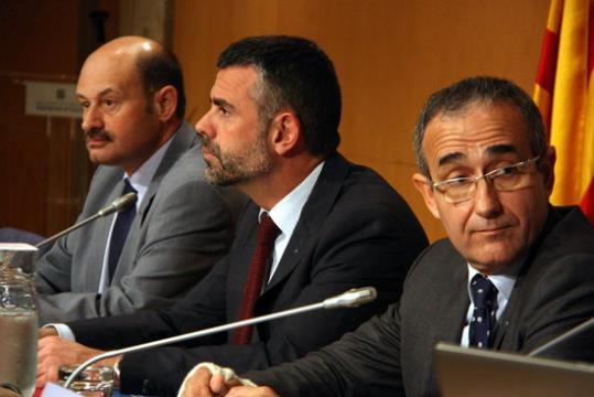 El conseller de Cultura, Santi Vila, amb el president del Gremi d’Editors de Catalunya, Patrici Tixis, i del president de Gremi de Llibreters. ACN