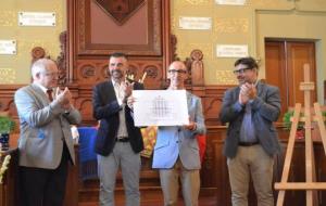 El conseller de Cultura, Santi Vila, entrega a l’alcalde de Sitges, Miquel Forns, la certificació. Ajuntament de Sitges