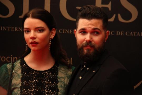 El director de 'La Bruja', Robert Eggers, i l'actriu Anya Taylor-Joy, a la Red Carpet del Festival de Cinema de Sitges. ACN