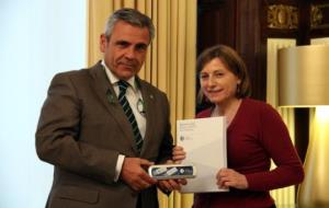 El director de l'Oficina Antifrau de Catalunya, Daniel de Alfonso, i la presidenta del Parlament, Carme Forcadell, amb la memòria del 2015. ACN