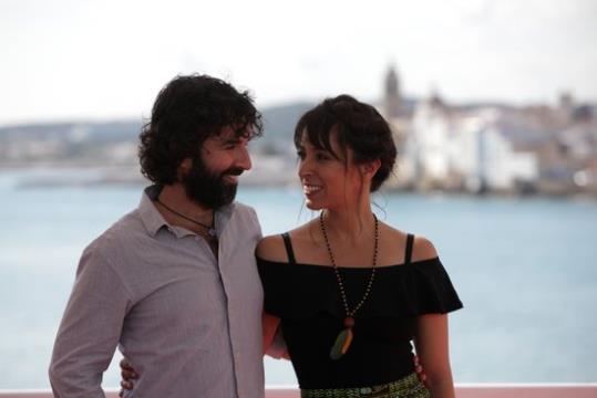 El director de 'Proyecto Lázaro', Mateo Gil, acompanyat de l'actriu Oona Chaplin durant la presentació de la pel·lícula a Sitges. ACN
