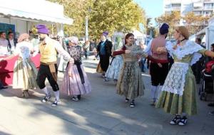 El Grup de Dansa de Vilanova actuant a la Fira de Novembre davant de l'estand dels Pabordes