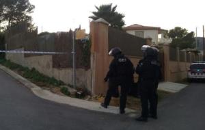 El Grup Especial d'Intervencions ha intervingut a Canyelles en el tancament d'un home a casa seva amb armes. Mossos d'Esquadra